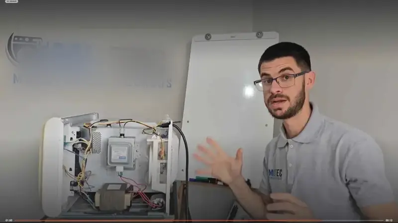 Imagem do instrutor em uma aula prática do curso 2