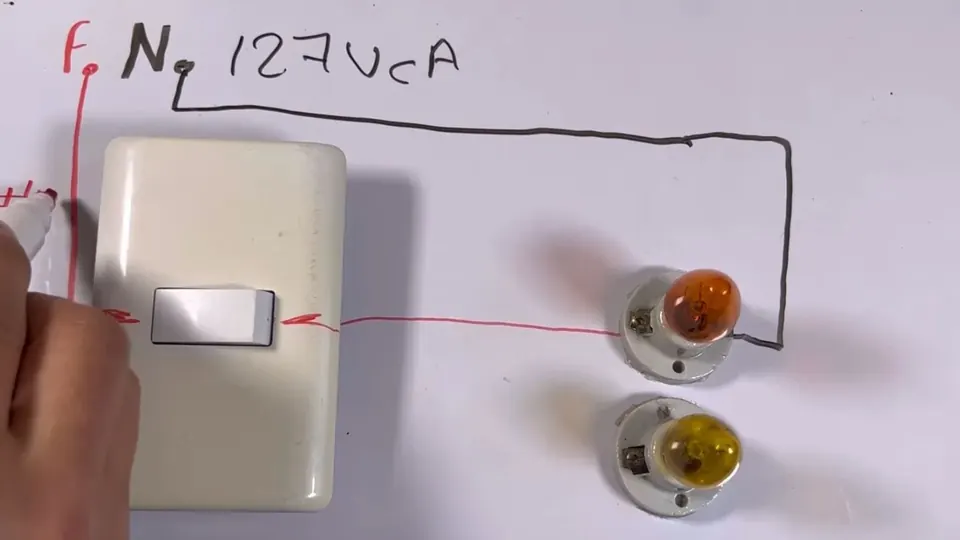 Aula prática de circuito elétrico com interruptor e lâmpadas